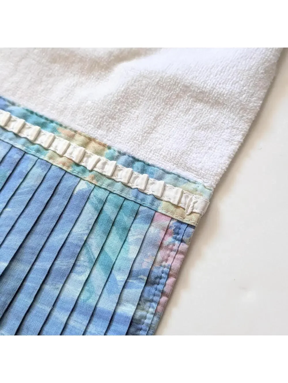 Vintage Bath Towel Set with Pleated Floral Fabric Trim